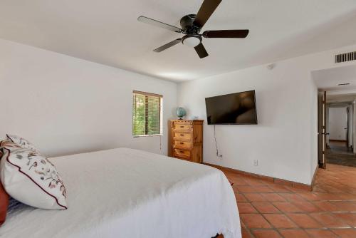 Stylish Scottsdale Home with Yard Pets Welcome - image 11