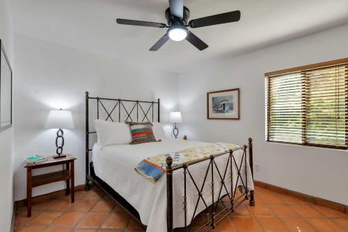 Stylish Scottsdale Home with Yard Pets Welcome - image 6