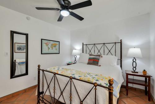 Stylish Scottsdale Home with Yard Pets Welcome - image 4