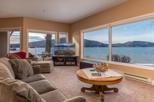 Lakefront Two-Bedroom Lakeside Suite Condo