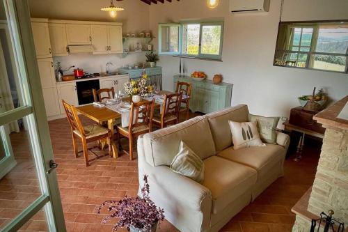 La Casina della Quercia, Your Tuscan Oak Tree House in Торріті ді Сієна