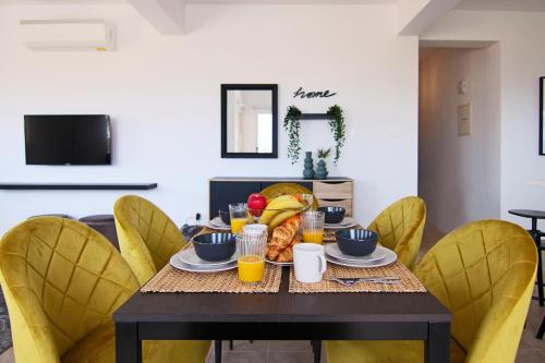 Phaedrus Living Cityview Luxury Flat Walnut Grove