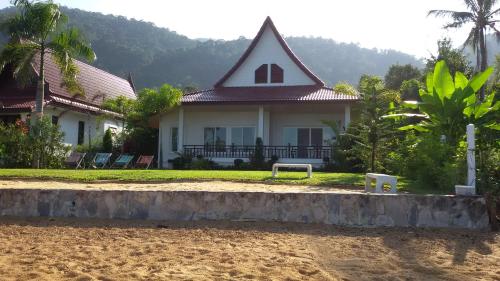 Peony Villa, 3 Bedroom Beachfront Pool Villa in Dan Kao