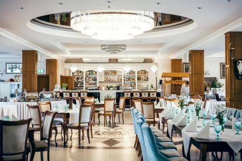 Ресторан, Palac Mortegi Hotel & SPA - Restauracja Szlachecka, SPA, Basen, Sauny, Jazda Konna, Mini Zoo - Luksu in Lubawa
