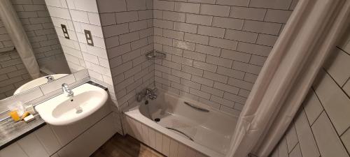 Boat & Horses Inn - image 13