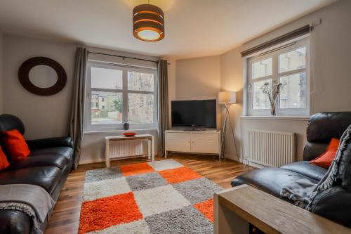 Queen Apartment Paisley 