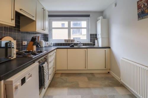Queen Apartment - image 8