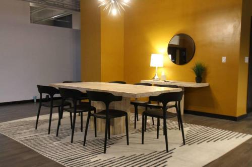 3E *New* Huge! Spacious 3 Bedroom in Oakland that sleeps 12!