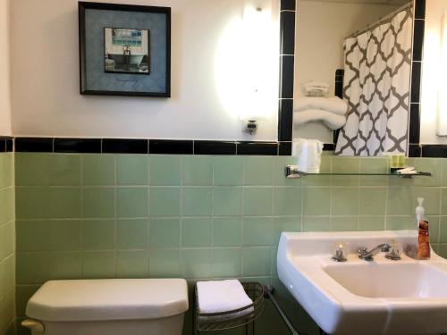 Skaneateles Inn on 20 - 화장실