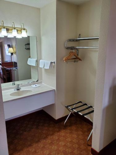 Motel 6 Shamrock, TX - 화장실