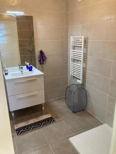 Large flat 15 minutes from the BEACH - image 3