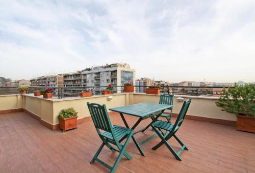In the Clouds over Trastevere, penthouse studio, Рим (фото 2)