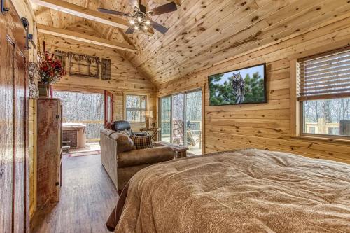 Owls Nest, Hot Tub, WIFI, Featured on Barnwood Builders, Free Attraction Tickets!!! in ชานเมืองพีเจี้ยน ฟอร์จ