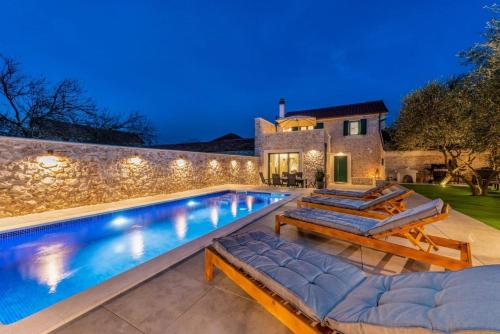 Luxury stone villa with pool, in beautiful nature