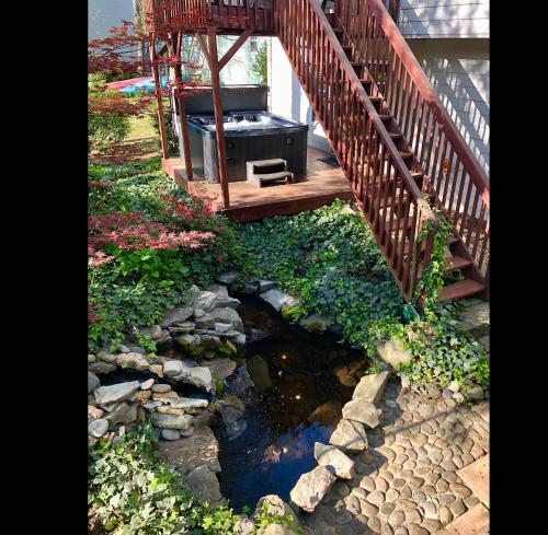 Luxurious Private Studio Get-away w/ Hot Tub & Koi Pond in Acworth, USA
