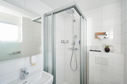 Small Double Room image 1