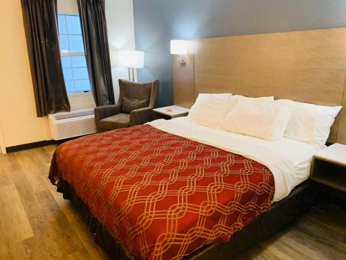 Econo Lodge Crystal Coast Room Type - King Senior Room with Tub - Accessible/Non-Smoking/No Pets