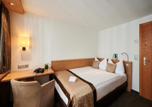Small Double Room image 4