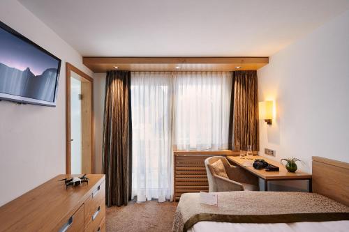 Small Double Room image 3