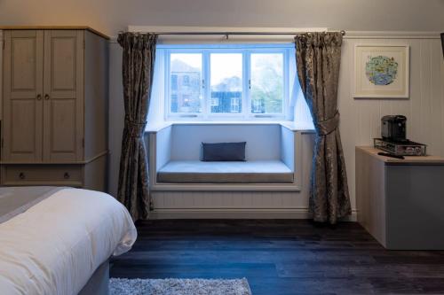 The Three Crowns B&B – Plymouth