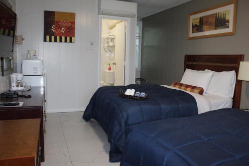 1 queen bed, 1 double bed