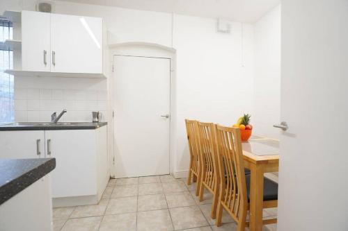 CAPEHILLS HOUSE,3 bedrooms house with 6 beds, 2x double beds, 3x singles beds,1 sofa bed, sleeps 6-8