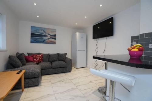 QUINTON PARK HOUSE,5 bedrooms house with 7 beds,3x double beds and 4x singles beds, 2x toilet,2x bat