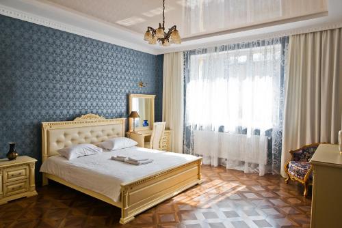 Five Room Central Gorgeous Apartment with Garden