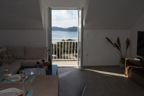 Apartment Lucija with sea view in Brsecine