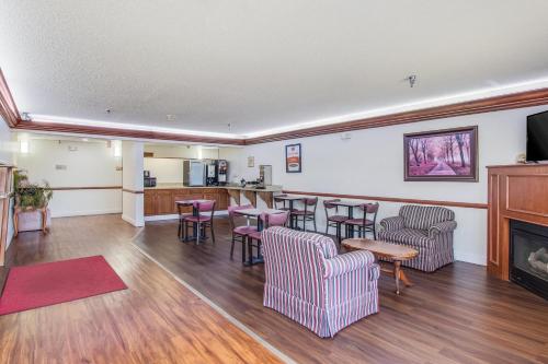 Lobby, Econo Lodge in Shelbyville