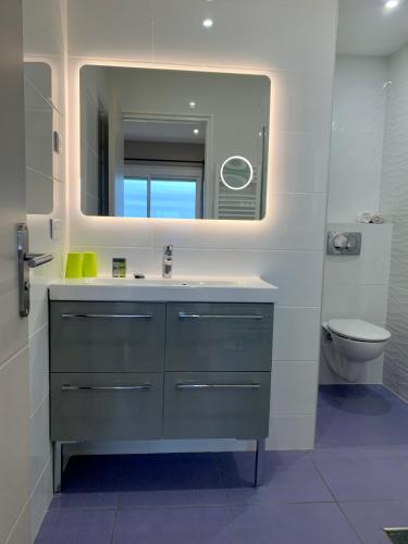 Double Room with Sea View image 8