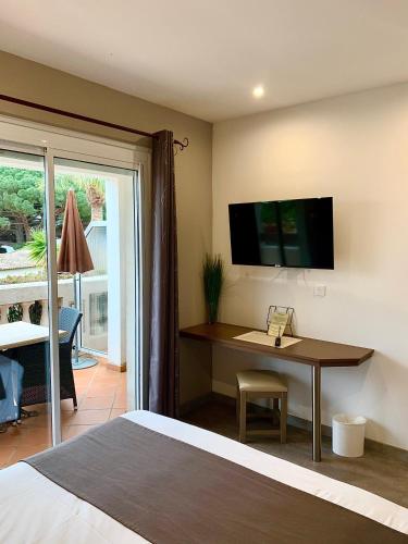 Double Room with Sea View image 5