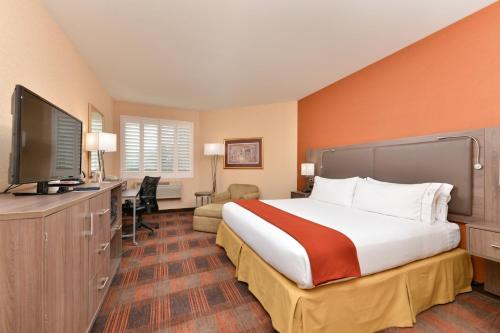 HOLIDAY INN EXPRESS & SUITES ELK GROVE CENTRAL - HWY 99, an IHG Hotel