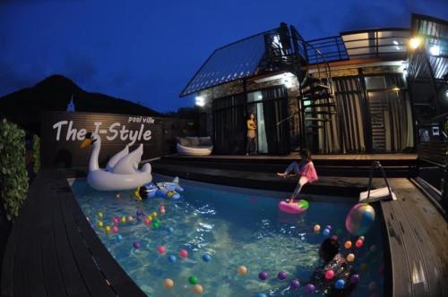 The I-style pool villa