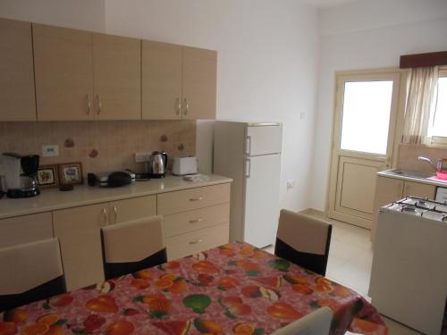 Niki Court Holiday Apartments - image 3