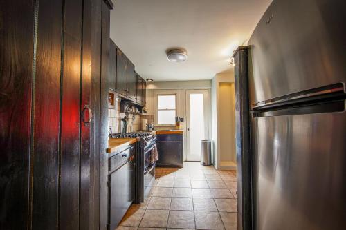 Serene mountain getaway, Hot Tub, Sauna, Lake View, Swim, Fish, Hiking, EV plugin in Boone, USA