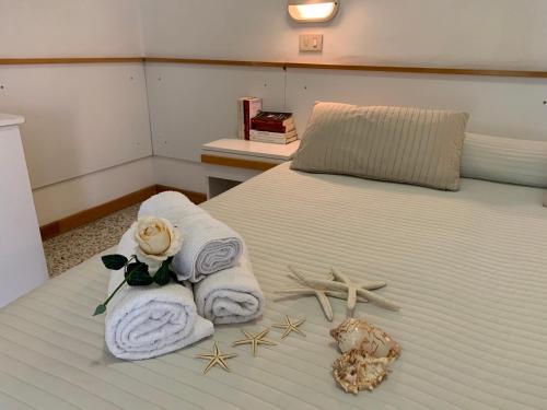 1 queen bed, 1 twin bed