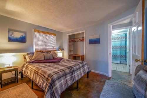 Serene mountain getaway, Hot Tub, Sauna, Lake View, Swim, Fish, Hiking, EV plugin in Boone, USA