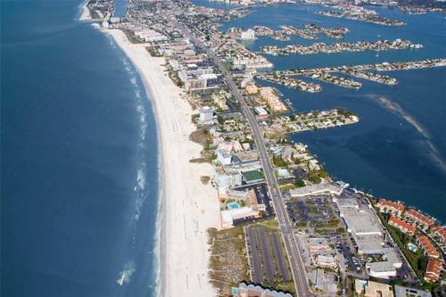 Beach, Gulfport Beach Vacation Rental, 2 Bedroom WINE CELLAR THEMED, 5 Star Beach House, Sleeps 6, Huge Ent in Gulfport (FL)