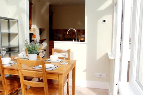 Picture of Sleeps 8 - 3 Bedroom Reading House With Parking, Garden, Wifi & Netflix By Jdf Property