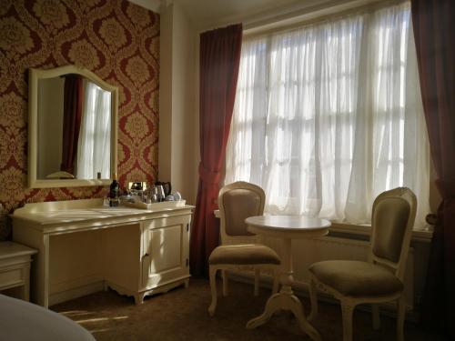 Feathers Royal Hotel - image 6