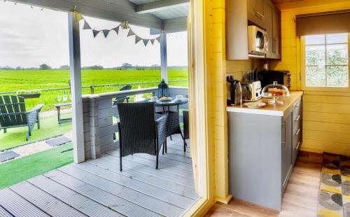Sunset log cabin in Boxford (Suffolk)