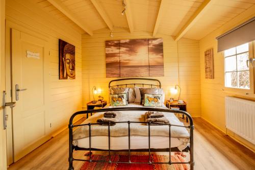 Sunset log cabin in Boxford (Suffolk)