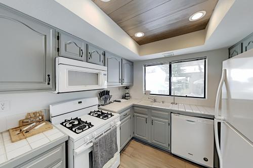 Dual-Suite Gem with Pool Table - Walk to Slopes condo - image 5