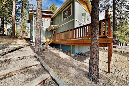 Cabin by the Lake - Gilner Point - Private Hot Tub home - image 3