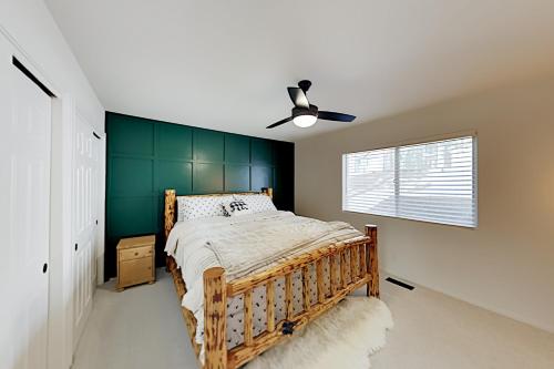 Cabin by the Lake - Gilner Point - Private Hot Tub home - image 7