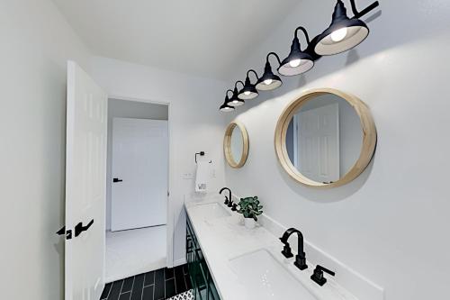 Cabin by the Lake - Gilner Point - Private Hot Tub home - image 8