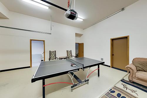 Mountain Memories - Private Hot Tub & Game Room Duplex - image 4