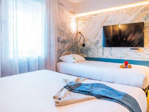 Standard Room with One Double Bed and One Single Bed