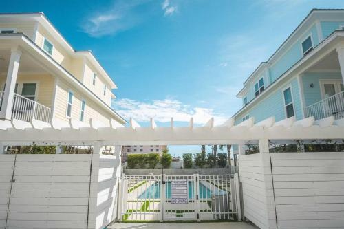 Kissed by the Sun by Meyer Vacation Rentals - main image